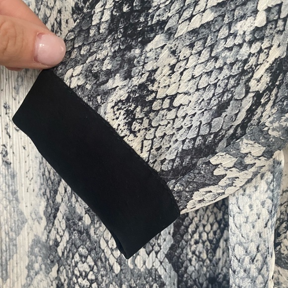 Zara Basic Snakeskin V-Neck Tunic, Size M - Picture 5 of 9